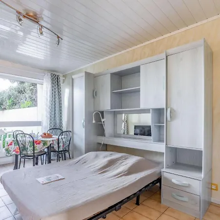 Daire Les Oceanides-4 By Interhome
